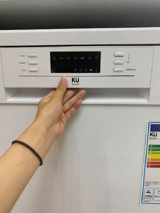 Máy thiết kế với bảng điều khiển, màn hình cảm ứng hiện đại