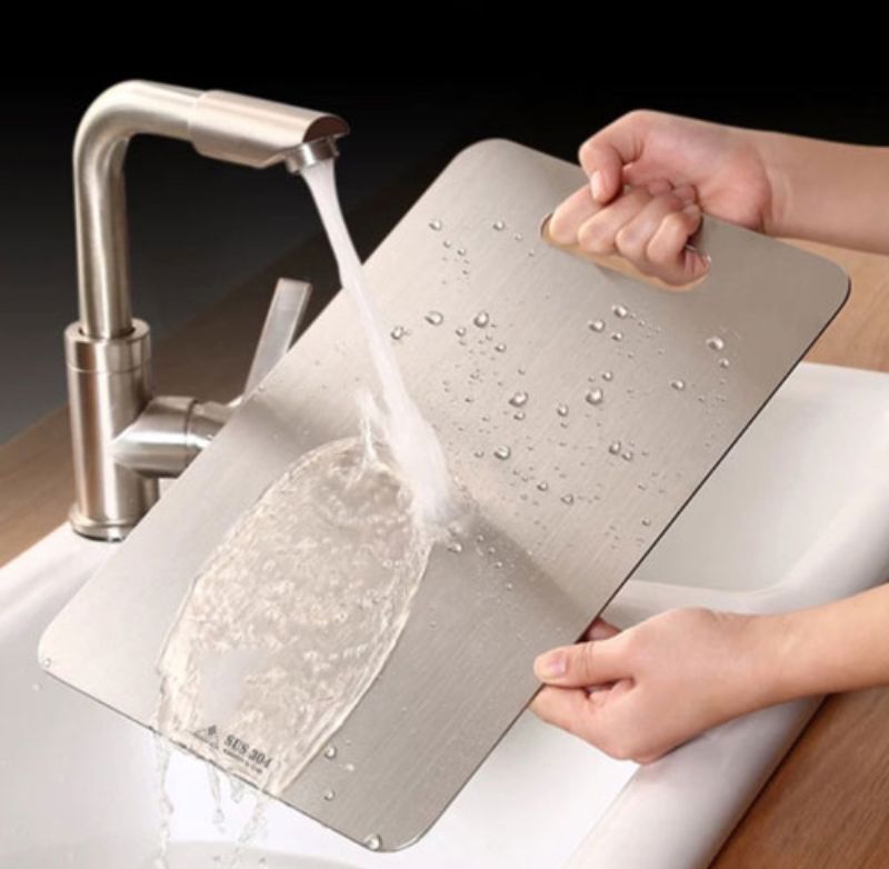 Thớt inox rất dễ dàng vệ sinh